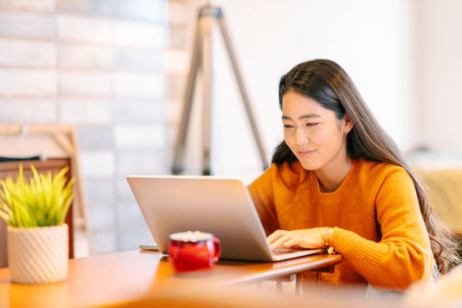 Woman using Tenant Web Access personalization features on her computer